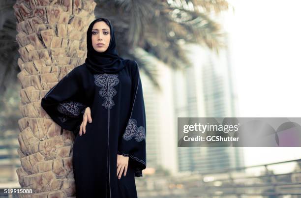 an arab woman - city walk dubai stockfoto's en -beelden