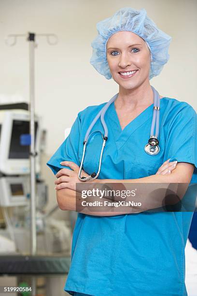 infermiera in piedi - cuffia chirurgica foto e immagini stock
