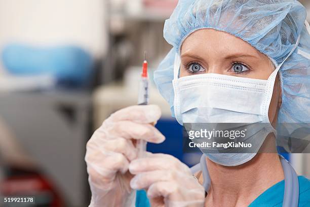 infermieristica che prepara un'iniezione - anesthetic foto e immagini stock