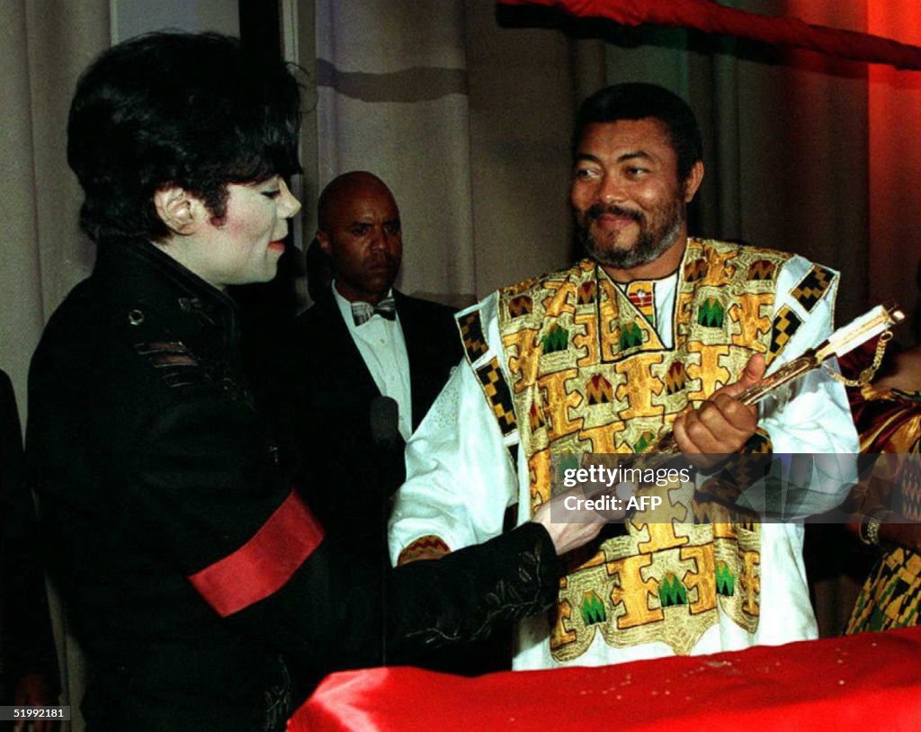 Superstar singer Michael Jackson (L) presents a go