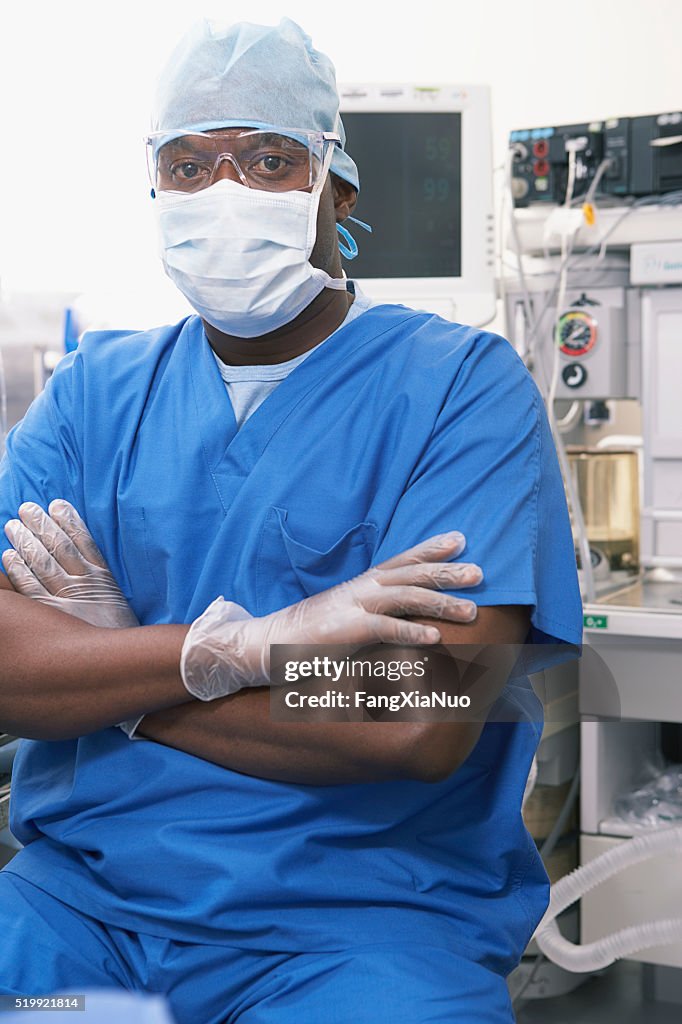 Krankenschwester trägt eine chirurgische Maske