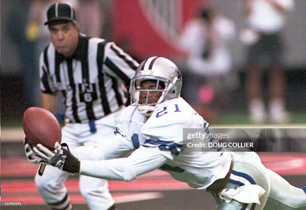 Deion Sanders of the Dallas Cowboys attempts to ca