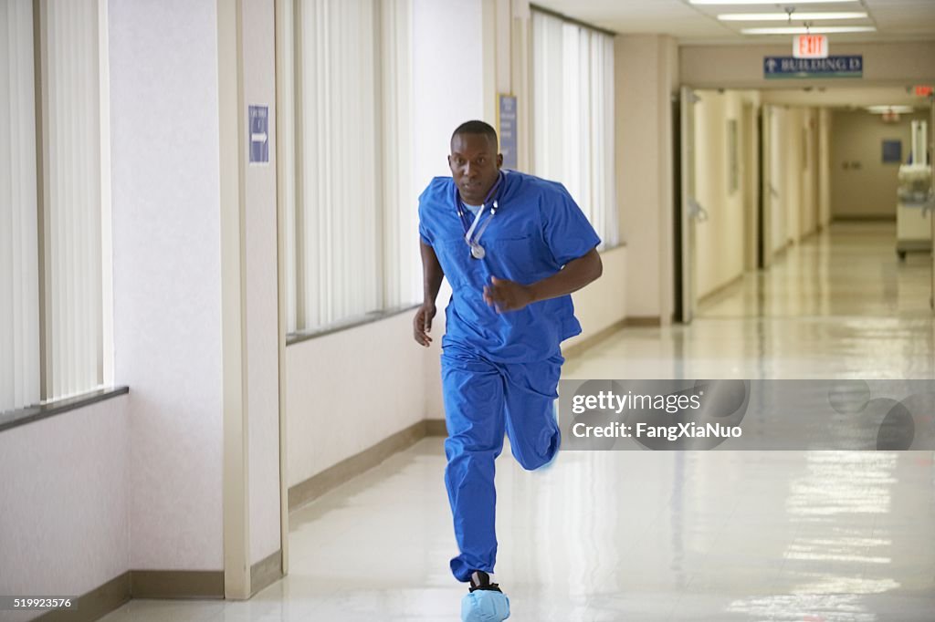 Infirmière qui traverse un couloir d’hôpital