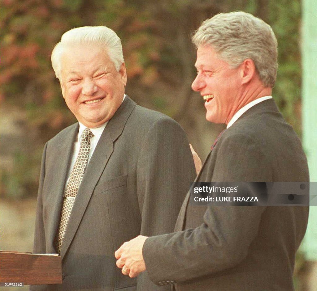 US President Clinton (R) laughs while Russian Fede