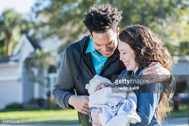 familia moderna-interracial en pareja con bebé niño - haz de luz fotografías e imágenes de stock