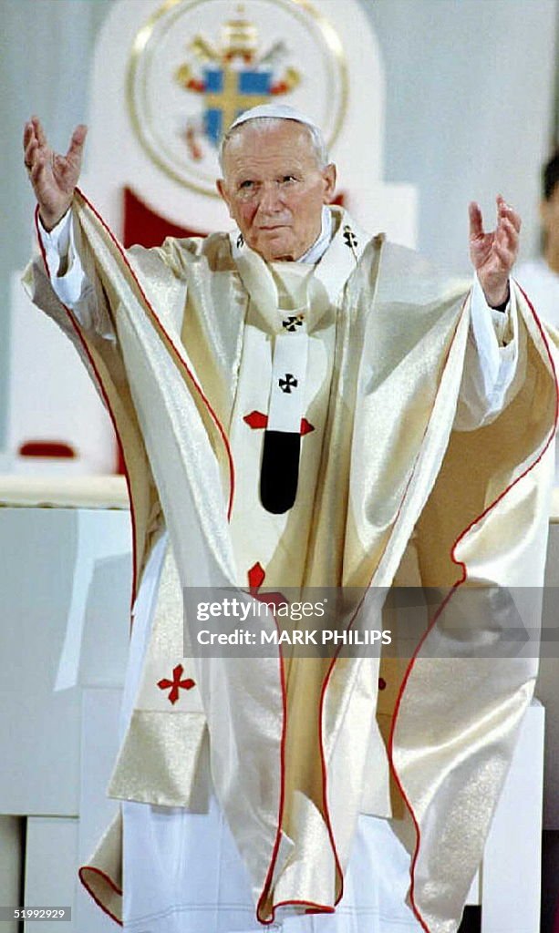 Pope John Paul II celebartes Mass 05 October at Gi