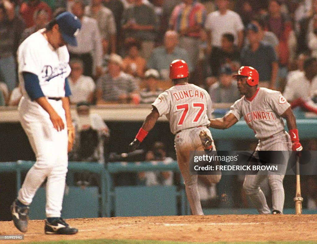 Mariano Duncan of the Cincinnati Reds (No.77) is g