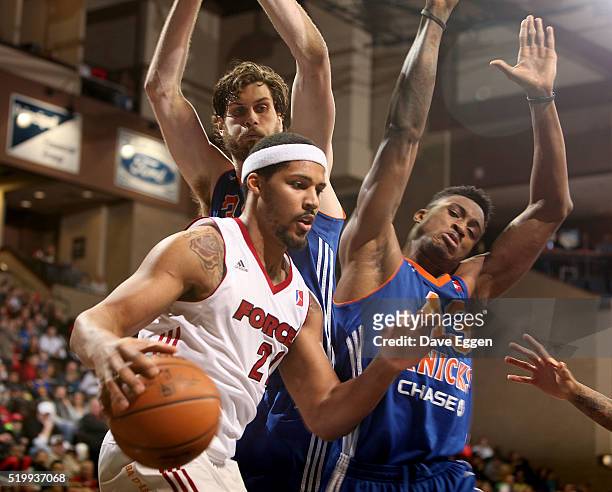 Jarnell Stokes from the Sioux Falls Skyforce drives past Jordan Bachynski and Thanasis Antetokounmpo from the Westchester Knicks during their NBA...