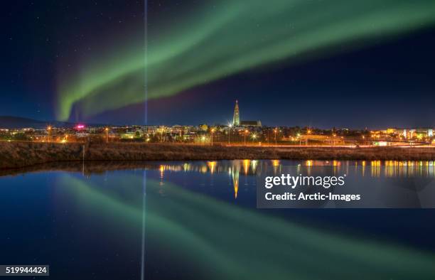 imagine peace tower light and aurora borealis in reykjavik - john lennons memorial foto e immagini stock