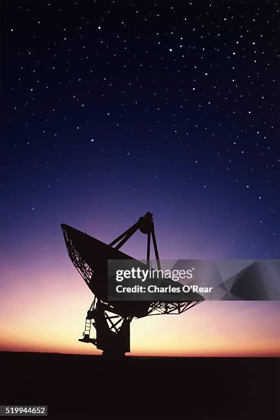 silhouetted radio telescope - 天体望遠鏡 ストックフォトと画像