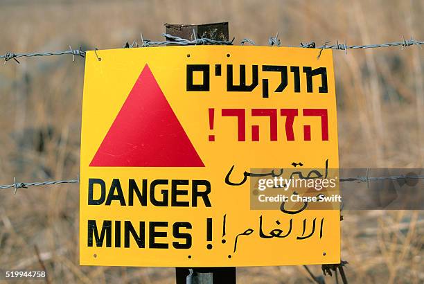 mine field warning sign in hebrew, arabic, and english - land mine stock pictures, royalty-free photos & images