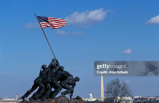 iwo jima war memorial by felix w. de weldon - conmemorativo de guerra fotografías e imágenes de stock