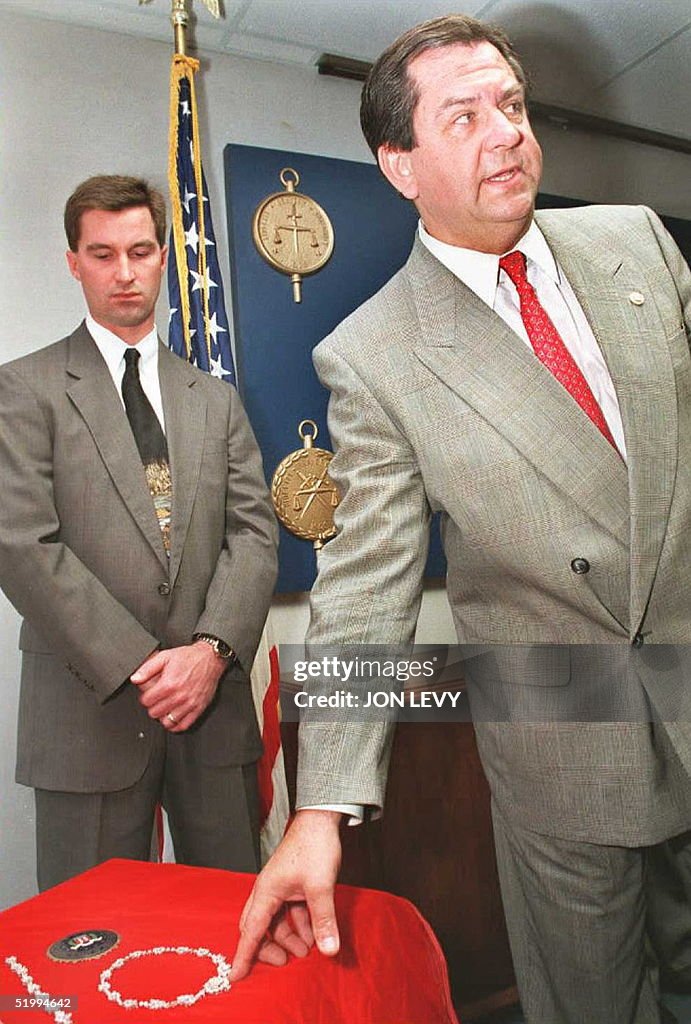 FBI New York Field Director James Kallstrom (R) po