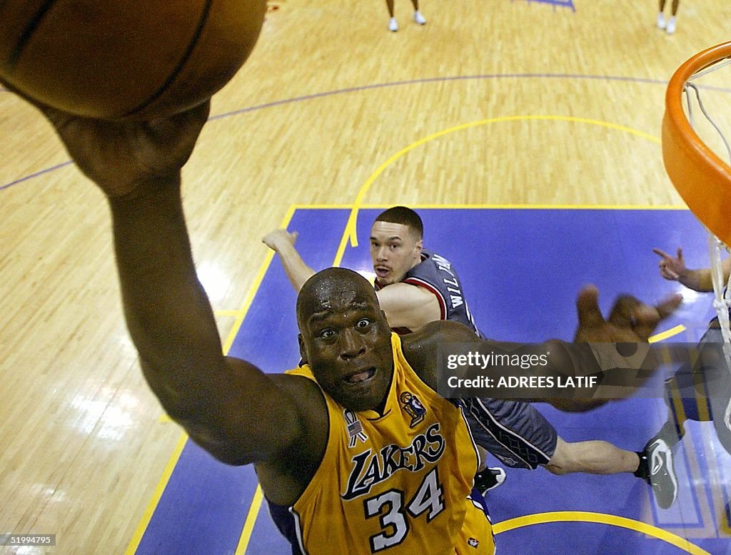 Shaquille O'Neal (L) of the Los Angeles Lakers sho