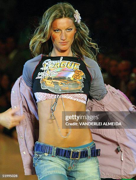 Brazilian top model Gisele Bundchen presents an outfit by Colcci during the Autumn-Winter 2005 collection of the Rio Fashion Week, 14 January, 2005...