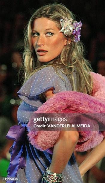 Brazilian top model Gisele Bundchen presents an outfit by Colcci during the Autumn-Winter 2005 collection of the Rio Fashion Week, 14 January, 2005...