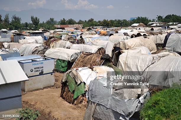 idp camp rutshuru, dr congo - charity and relief work foto e immagini stock