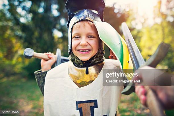 litte junge spielt ritter und spaß haben kampf gegen - schwert stock-fotos und bilder