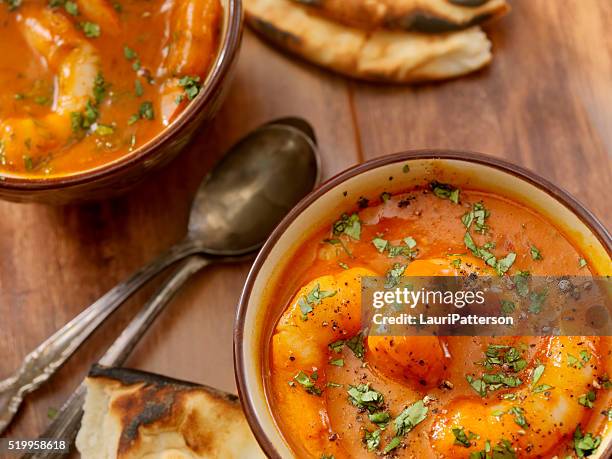 spicy red curry soup with shrimp and naan bread - masala stockfoto's en -beelden