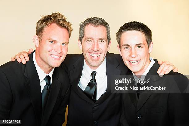3 つの笑顔の男性のポートレート、黒のスーツ - 黒のスーツ ストックフォトと画像