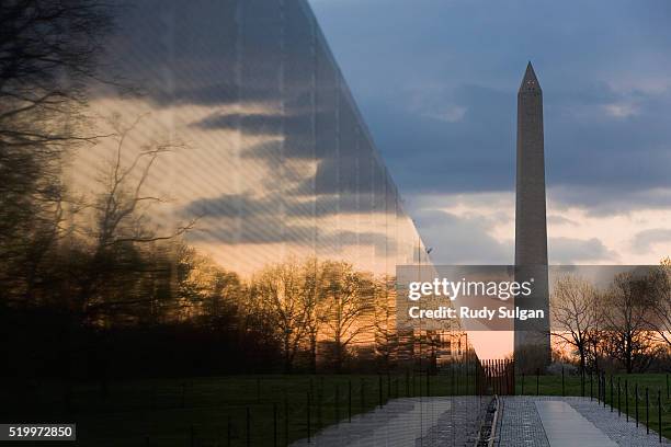 vietnam veteran memorial and washington monument - vietnam veterans memorial washington stock pictures, royalty-free photos & images
