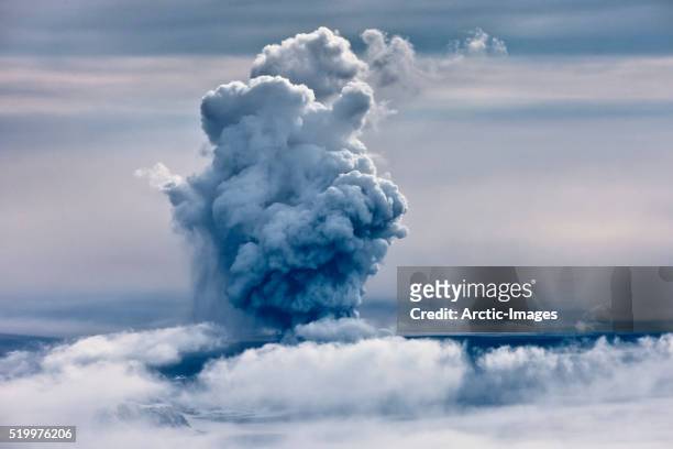 grimsvotn volcanic eruption in the vatnajokull glacier, iceland - ice smoke stock pictures, royalty-free photos & images