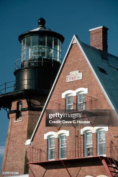 southeast lighthouse on block island - block island lighthouse stock pictures, royalty-free photos & images