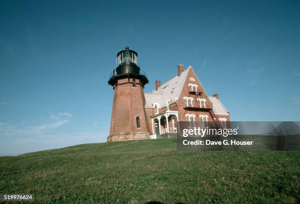 southeast lighthouse on block island - block island lighthouse stock pictures, royalty-free photos & images