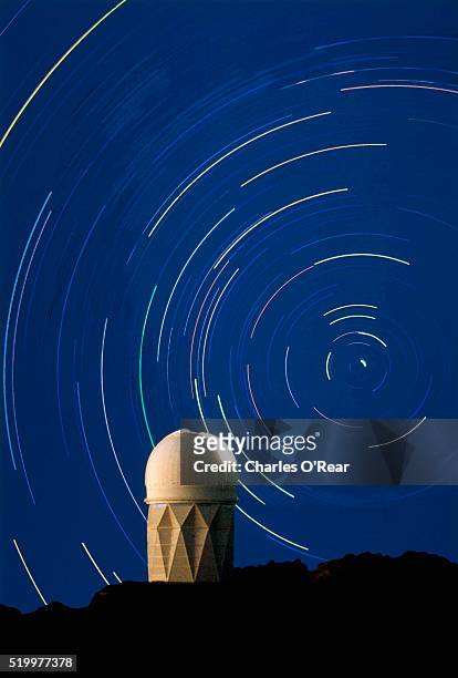 star trails behind kit peak - kitt peak observatorium stockfoto's en -beelden