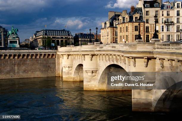 the seine running under pont neuf - pont neuf stock pictures, royalty-free photos & images