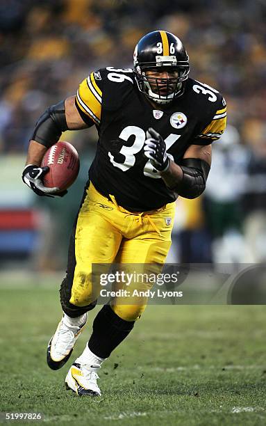 Running back Jerome Bettis of the Pittsburgh Steelers looks for room to run against the New York Jets in an AFC divisional game at Heinz Field on...