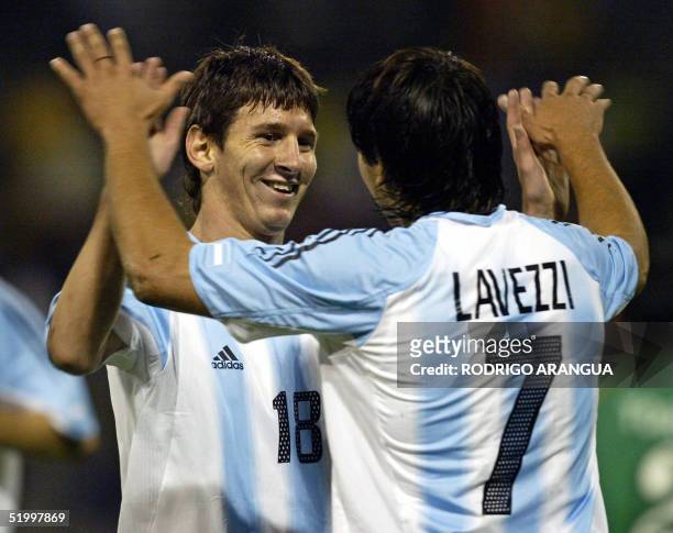 Lionel Messi de Argentina celebra con su companero Ezequiel Lavezzi el tercer gol de su seleccion ante Bolivia, durante un partido del torneo...