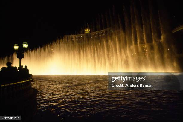 bellagio fountain show - las vegas fountain stock pictures, royalty-free photos & images