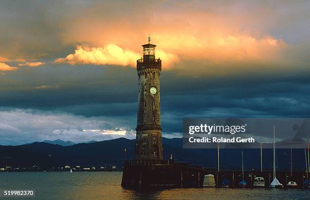 lighthouse at the harbour of lindau at the lake constance (bavaria, germany) - lighthouse rolling landscape foto e immagini stock