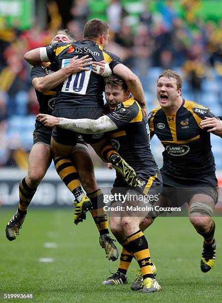 Wasps players celebrate the match-winning conversion from Jimmy Gopperth during the European Rugby Champions Cup Quarter Final between Wasps and...