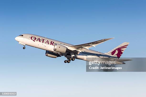 qatar airways boeing 787-8 dreamliner - qatar airways stock pictures, royalty-free photos & images