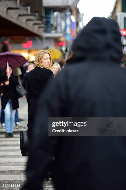 biondo donna svedese, seguito? - stalker foto e immagini stock