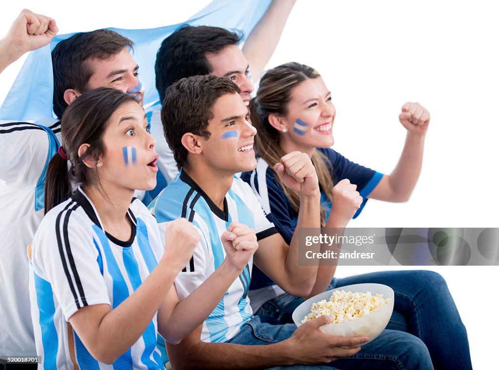 Los fanáticos del fútbol argentino mira el partido