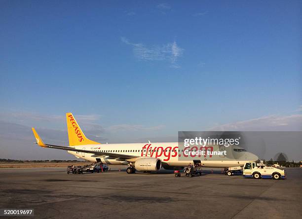 flugreisen - airport of nicosia stock-fotos und bilder