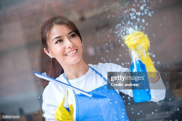 maid cleaning windows - window cleaner stockfoto's en -beelden