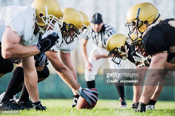 american football players positioning. - american football lineman stockfoto's en -beelden