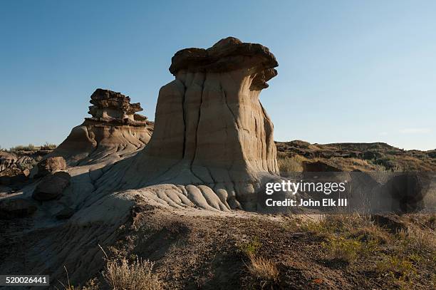 dinosaur provincial park, badlands landscape - dinosaur provincial park stockfoto's en -beelden