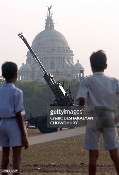 Two Indian schoolboys look at a Bofors gun in front of the Victoria Memorial Museum during an Indian Army Exhibition in Calcutta, 17 January 2005....