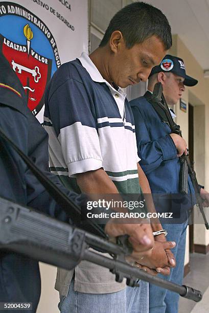 Miembros del Departamento Administrativo de Seguridad muestran a la prensa a Albeiro de Jesus Graciano, alias 'orejimocho', integrante de las Fuerzas...
