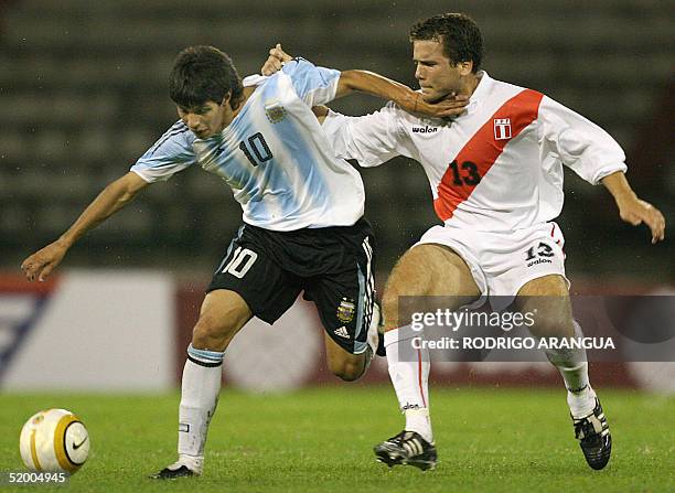 Pablo Barrientos , de la seleccion Sub-20 de Argentina, disputa el balon con Renzo Revoredo de Peru, durante el partido del torneo Sudamericano...