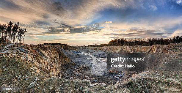 stone pit - poço de mina imagens e fotografias de stock