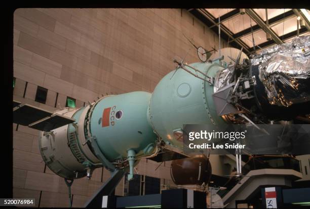 spacecraft in national air and space museum - museu nacional do ar e do espaço imagens e fotografias de stock