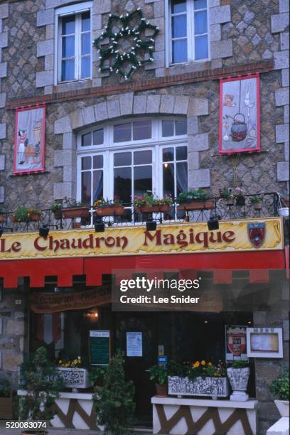 le chaudron magique medieval restaurant - chaudron stockfoto's en -beelden