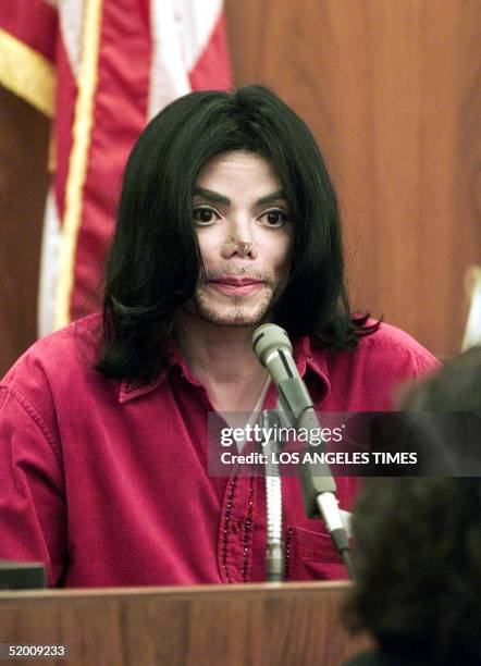 Entertainer Michael Jackson testifies in Santa Maria Superior Court 13 November 2002 in a trial in which he is accused of cancelling concert...