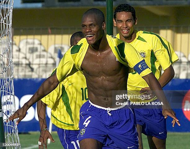 Brazilian soccer players are seen celebrating a goal in Montevideo, Uruguay 04 January 2003. Andre Luis Bahia Dos Santos jugador de la selecci=n...